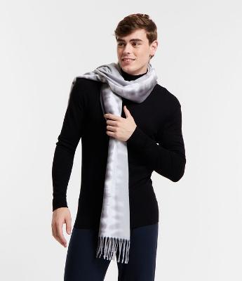 Cachecol em Tricô Estampa Dip Dye com Franjas