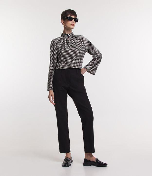 Blusa em Crepe com Gola Alta e Estampa Xadrez Pied de Poule - 1