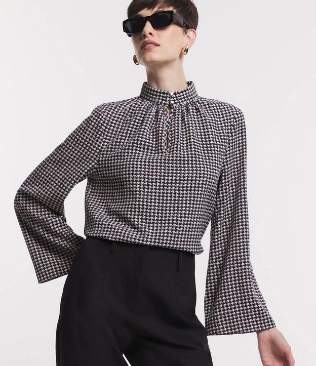 Blusa em Crepe com Gola Alta e Estampa Xadrez Pied de Poule - 2