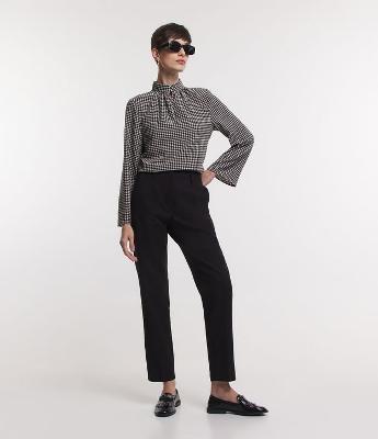 Blusa em Crepe com Gola Alta e Estampa Xadrez Pied de Poule