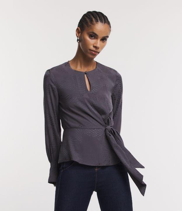 Blusa em Viscose Jacquard Cobra com Manga Bufante e Amarração Frontal - 2