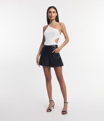 Short Curto em Pu com Bolso Quadrado e Barra Dobrada