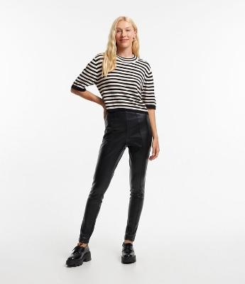 Calça Legging em Pu com Recortes