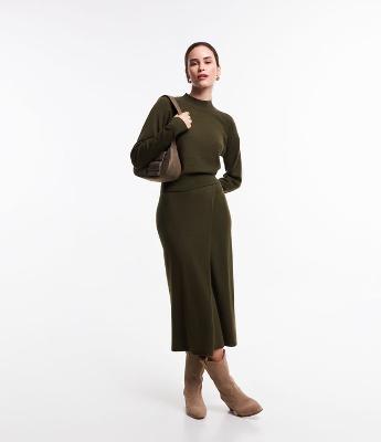 Saia Midi em Tricô com Transpasse Frontal