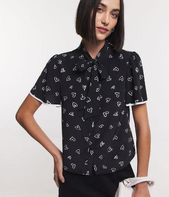Camisa em Crepe com Gola Laço e Estampa de Coração
