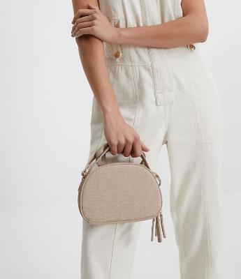 Bolsa Arredondada Transversal com Fechamento por Zíper