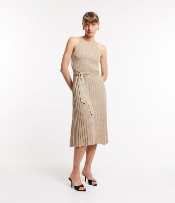 Vestido Midi Evasê Sem Manga em Viscose Brilhante com Cinto e Pregas