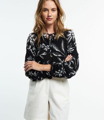 Blusa em Viscose com Amarração na Gola e Estampa Floral