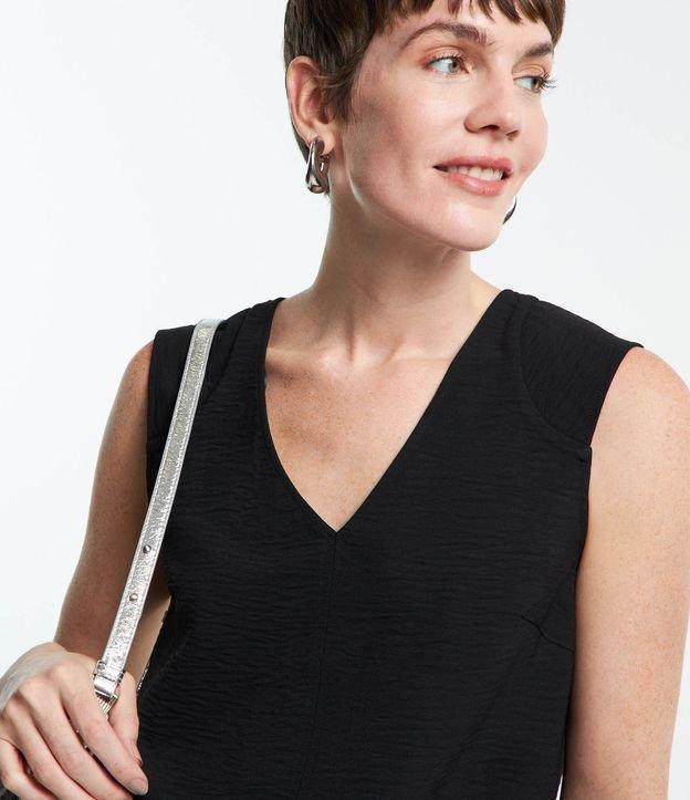 Blusa sem Manga com Decote V e Texturas - 1