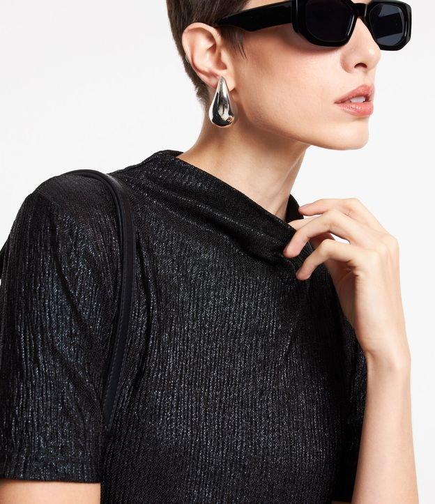 Blusa com Gola Alta e Superfície Metalizada - 1