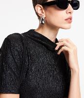 Blusa com Gola Alta e Superfície Metalizada - 1