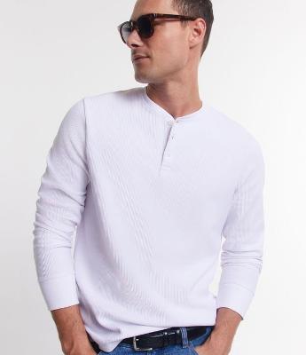 Camiseta em Malha Texturizada com Botões na Gola