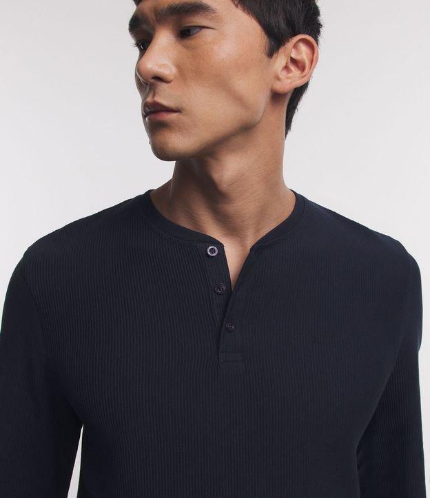 Camiseta em Malha Texturizada com Botões na Gola - 1