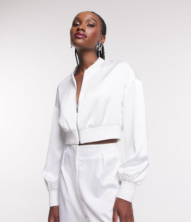 Jaqueta Bomber Curta com Textura Acetinada e Zíper - 1