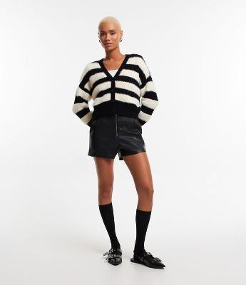 Short Justo em Pu com Zíper Frontal e Bolsos