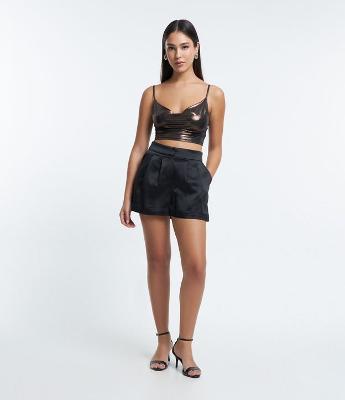 Short Curto em Cetim com Preguinhas e Bolsos