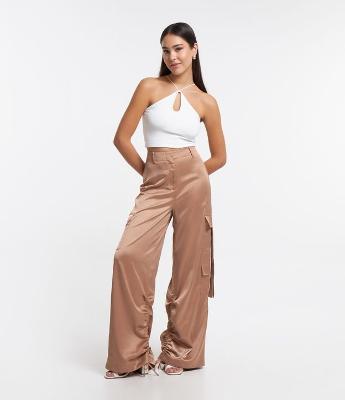 Calça Wide Leg Acetinada com Bolsos Cargo e Lapelas