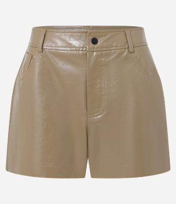 Short Curto em Vinil com Bolsos