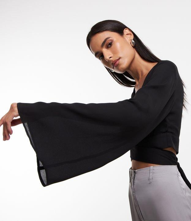 Blusa Curta em Chiffon com Decote Transpassado e Amarração na Cintura - 1