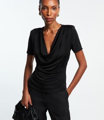 Blusa em Microfibra com Decote Degagê e Ombreiras