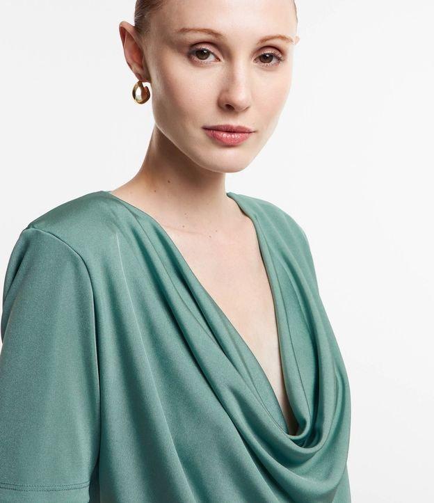 Blusa em Microfibra com Decote Degagê e Ombreiras - 2