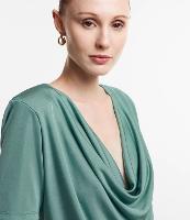 Blusa em Microfibra com Decote Degagê e Ombreiras - 2