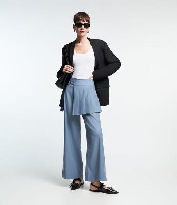 Calça Wide Leg Alfaiatada com Saia Plissada Sobreposta