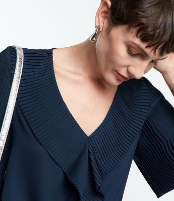 Blusa em Chiffon com Babado Jabô Plissado no Decote