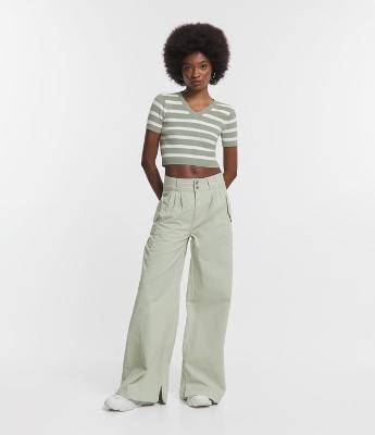 Calça Wide Leg em Sarja com Pences e Bolsos