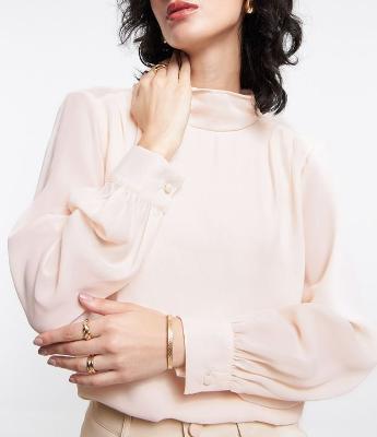 Blusa em Crepe com Gola Alta e Decote Degagê nas Costas