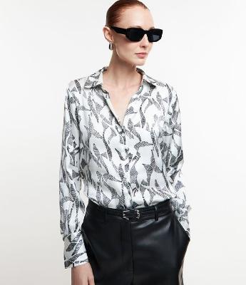 Camisa em Tecido Acetinado com Estampa Abstrata