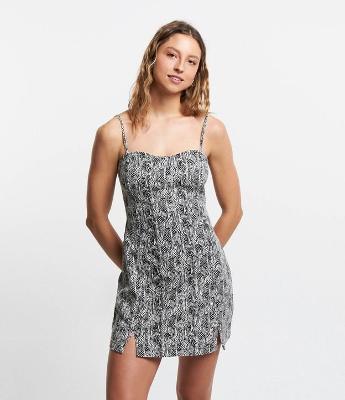Vestido Curto de Alça em Sarja com Girafas Estampadas