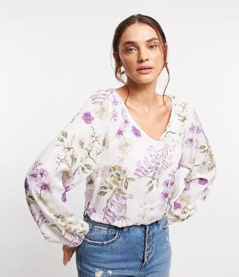 Blusa em Viscose com Punho Ajustado e Estampa Floral