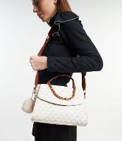 Bolsa Satchel Média com Estampa de Triângulos Detalhe de Corrente e Pompom - 1