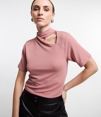 Blusa em Moletinho com Recorte Vazado e Golinha Média