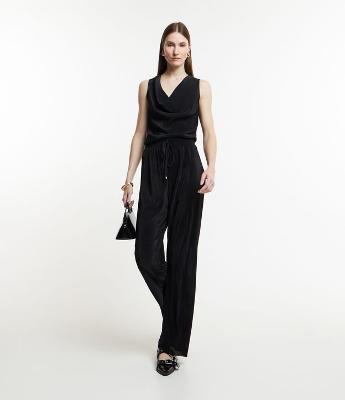 Calça Reta com Amarração no Cós e Textura Plissada