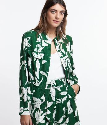 Jaqueta Parka em Viscolinho com Estampa Folhagens Contrastates