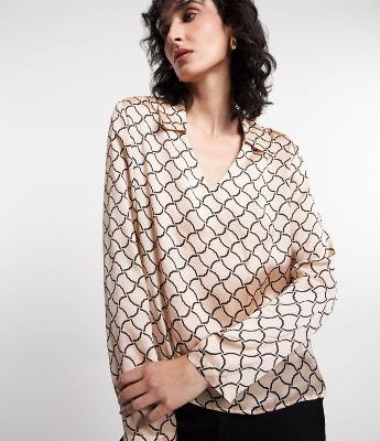 Blusa em Tecido Acetinado com Decote V e Estampa Geometrica