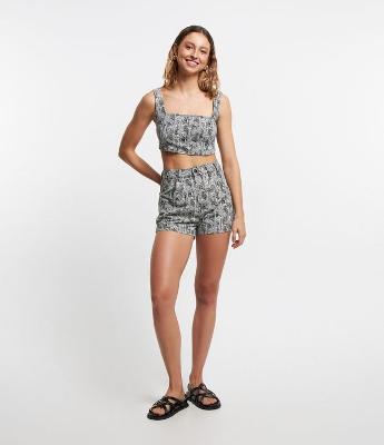 Short Mom em Sarja com Pregas e Girafas Estampadas
