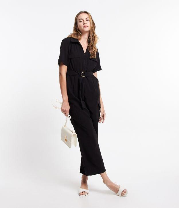 Macacão Utilitário em Viscose com Fechamento em Zíper Frontal - 1