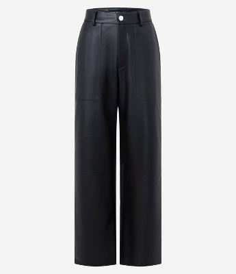 Calça Reta em Pu com Bolsos Grandes
