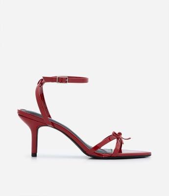 Sandália Bico Folha com Salto Fino e Laço Aplicado