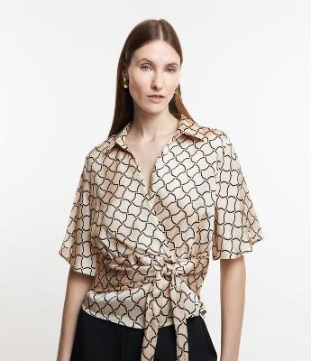 Blusa em Tecido Acetinado com Amarração e Estampa Geométrica