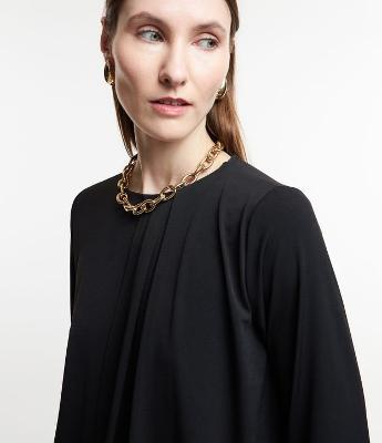 Blusa em Microfibra com Prega Frontal e Sobreposição