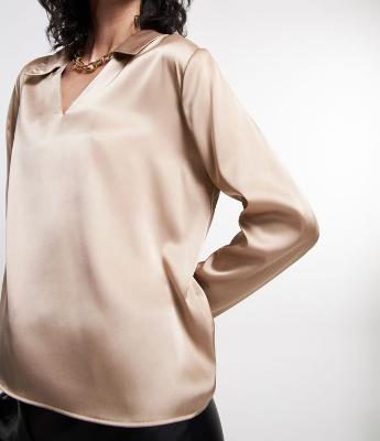 Blusa Acetinada Gola Camisa e Decote V