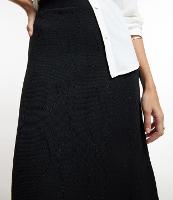 Saia Midi em Tricô Leve com Ondas em Fio Metalizado - 1