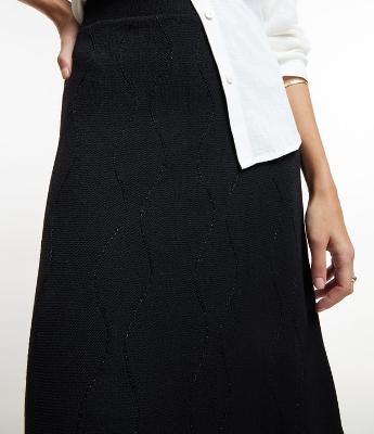 Saia Midi em Tricô Leve com Ondas em Fio Metalizado