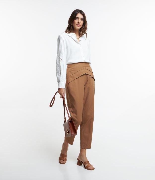 Calça Cenoura em Tricoline com Detalhe Sobreposto no Cós - 1