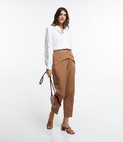 Calça Cenoura em Tricoline com Detalhe Sobreposto no Cós - 1