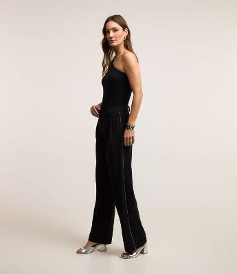 Calça Reta em Crepe com Linha de Strass na Lateral
